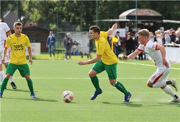 Der TSV Abbehausen (gelbe Trikots) und der SV Brake steuern in der Bezirksliga auf Kurs Aufstiegsrunde.