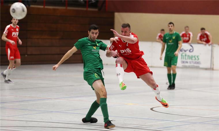 TSV Abbehausen ist der Hallenfußballmeister des Kreises Der TSV Abbehausen (grüne Trikots) bezwang den Bezirksliga-Konkurrenten SV Brake im Halbfinale mit 2:0 und schlug den TuS Jaderberg (1. Kreisklasse) im Endspiel mit 3:2 nach Neunmeterschießen.