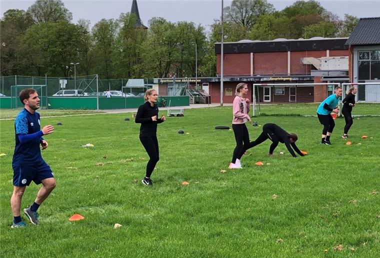 Neues Sportangebot: TSV bietet Bootcamp an Der TSV Abbehausen hat ein neues Sport-Angebot: Michael Taylor bietet auf dem Bolzplatz ein Bootcamp an. Wer mitmachen möchte, benötigt derzeit noch einen negativen Corona-Schnelltest, der nicht älter als 24 Stunden ist und vor, während und nach dem Sport muss der Mindestabstand eingehalten werden.