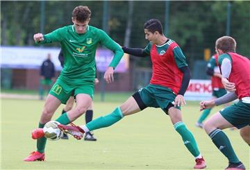 Der TSV Abbehausen mit dem zurzeit verletzten Dennis Wego (links) fängt mit einem Heimspiel gegen den FC Rastede an.