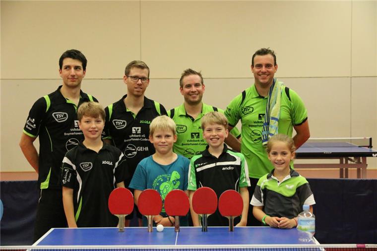 Der TSV Lunestedt bringt sich unter professioneller Anleitung in Schwung. Unser Foto zeigt (hinten von links) Mattias Wilbrandt, Malte Menken, Matti von Harten und Timo Buhr sowie (vorne von links) Luca Strauß, Mattis Griesel, Fynn-Jonas Strauß und Mia Griesel.
 
