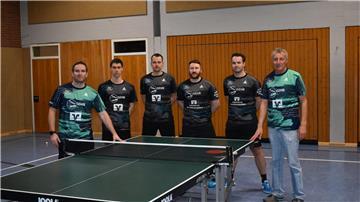 Der TSV Lunestedt will mit (von links) Matti von Harten, Martin Wille, Björn Oldenstädt, Anton Depperschmidt, Martin Gluza und Betreuer Siegfried Grotheer an die starke Hinrunde in der Regionalliga Nord anknüpfen. Topspieler Elger Neumann fällt aber zurzeit mit Rückenproblemen aus.