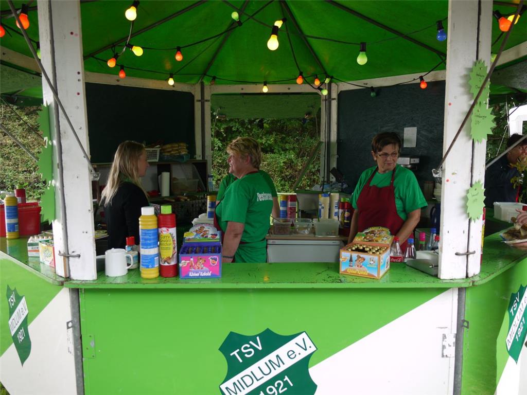 Der TSV präsentiert sich mit Bratwurst, Chicken- und Cheesburger und vielen ande...