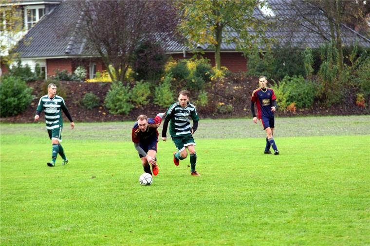 TSV Karlshöfen erreicht alle Saison-Ziele Der TSV präsentierte sich immer wieder kampfstark. Hier verfolgt Joost Bellmann (rechts) einen Gegenspieler.