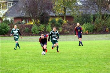 Der TSV präsentierte sich immer wieder kampfstark. Hier verfolgt Joost Bellmann (rechts) einen Gegenspieler.