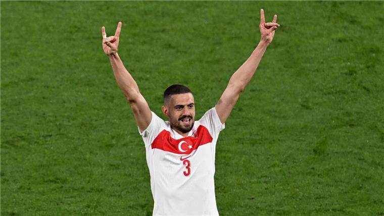 Unterstützung für Demiral: Özil teilt Bild mit Wolfsgrußpiel Der Türke Merih Demiral ist nach seinem Torjubel in der Partie gegen Österreich von der UEFA für zwei Spiele gesperrt worden.