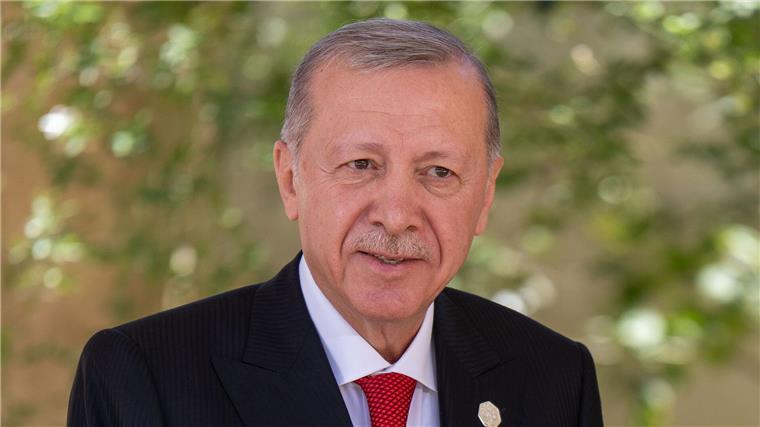 Wolfsgruß-Debatte: Erdogan reist nach Berlin Der türkische Präsident Recep Tayyip Erdogan reist kurzfristig zum EM-Viertelfinale nach Berlin.