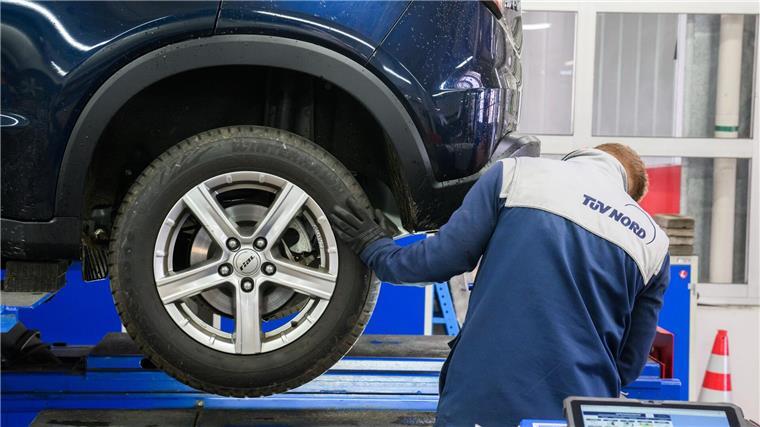 Weniger Autos bei Hauptuntersuchung - Tüv Nord legt aber zu Der Tüv Nord konnte bei den Hauptuntersuchungen 2024 gegen den Trend zulegen. (Archivfoto)