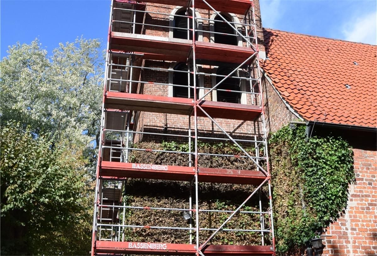 Frische Farbe für die Kirchentüren Der Turm der Atenser Kirche ist eingerüstet worden, weil die vier Schalllöcher im oberen Teil nur von außen erreichbar sind.