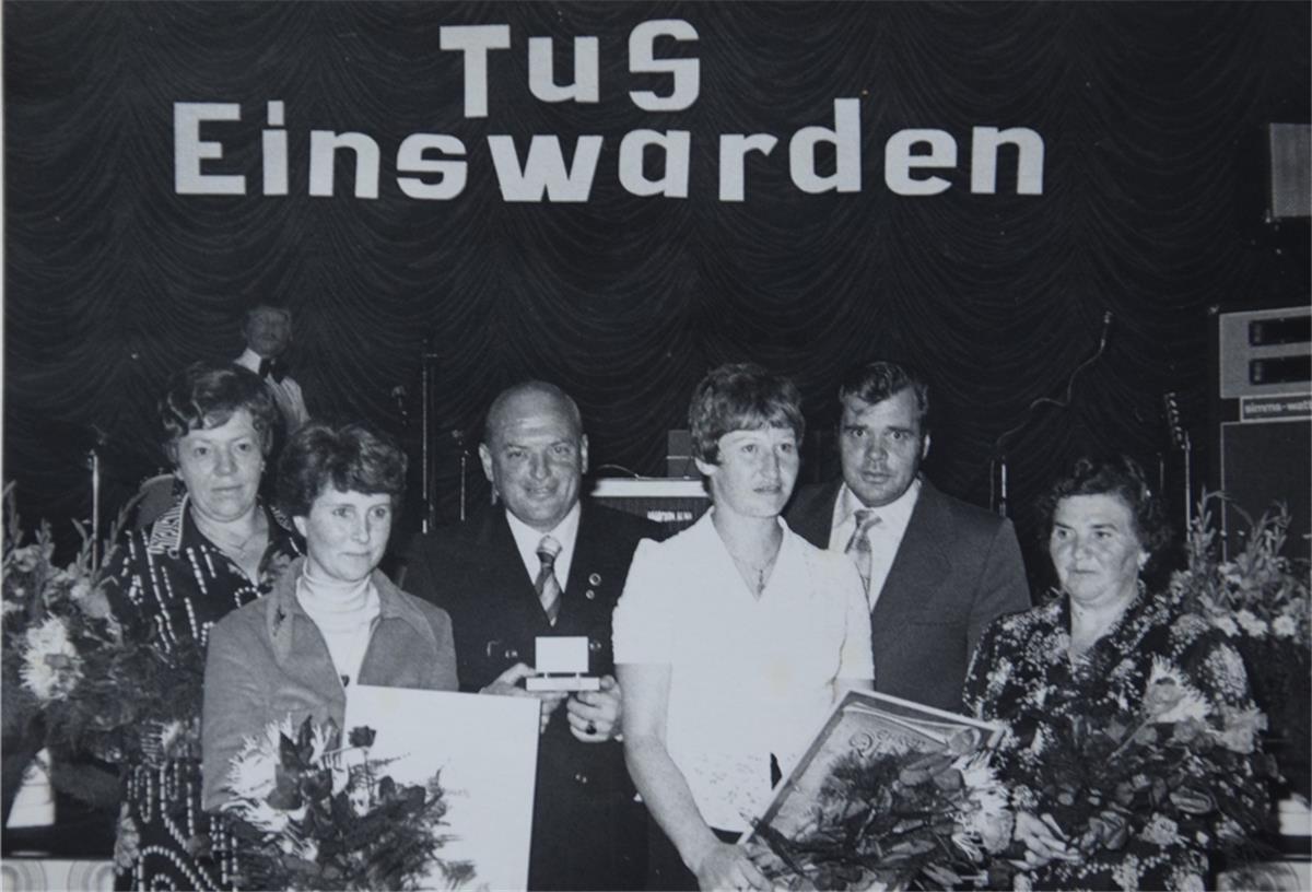 Einswarder Frohnaturen spielen Fußball Der TuS Einswarden wusste, was er an seinen fußballspielenden Frauen hatte. Marlies Strauch und Monika Onken (vorn, von links) erhielten Ende der 70er Jahre Urkunden.