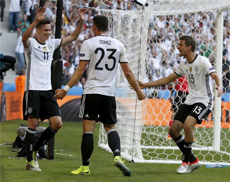 3:0 gegen Slowakei: Deutschland kommt im Schongang ins Viertelfinale Der überragende Julian Draxler bejubelt mit Mario Gomez und Thomas Müller (von links) seinen Treffer zum 3:0.