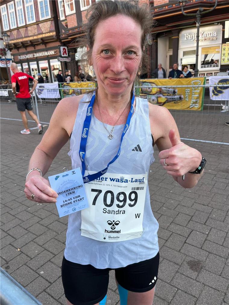 Von Celle nach San Sebastián: Läuferin Sahlmann startet erfolgreich ins Laufjahr Frau in Sportkleidung lächelt in Kamera