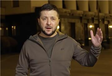 Wolodymyr Selenskyj, Präsident der Ukraine, spricht in Richtung der Kamera.