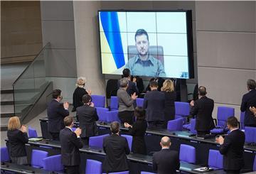 Der ukrainische Präsident Selenskyj hat in einer Videoansprache an die Bundestagsabgeordneten um mehr Hilfe für sein Land gebeten.