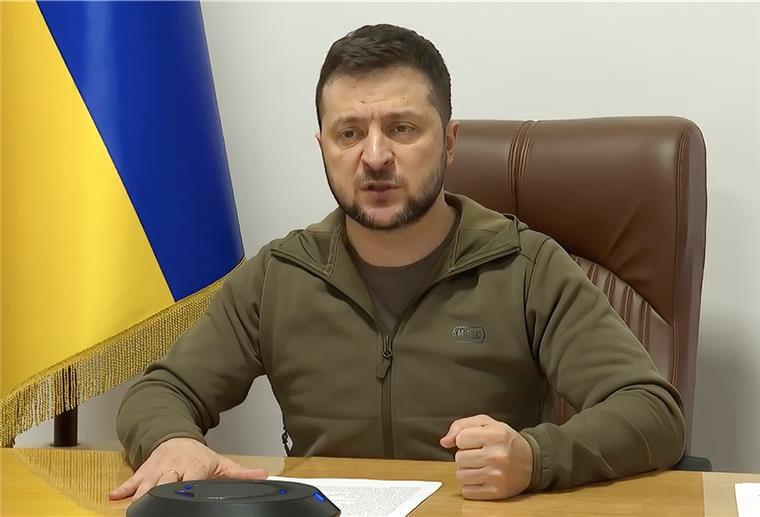 Ukraine-Präsident Selenskyj fordert erneut schwere Waffen Wolodymyr Selenskyj, Präsident der Ukraine, spricht bei einer Videokonferenz.
