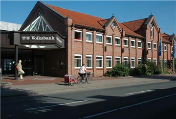 Der Umbau der ehemaligen Volksbank zu einem Rathaus war so gut wie beschlossen. Doch nun überlegen Ärzte, ein Gesundheitszentrum daraus zu machen.