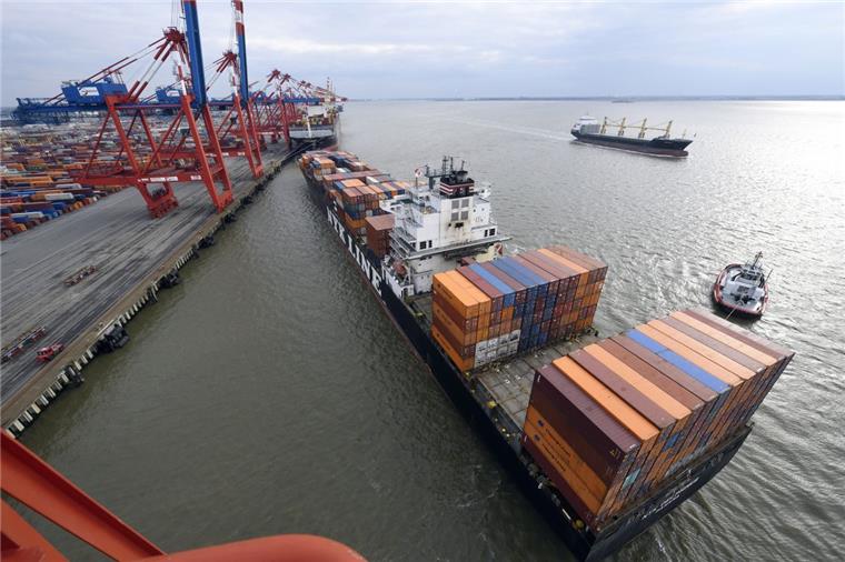 Bremerhavener Umschlag bleibt stabil trotz harter Konkurrenz Gute Nachrichten: Der Umschlag in Bremerhaven war im ersten Halbjahr stabil. Beim Verladen der bunten Boxen gab es sogar ein leichtes Plus.