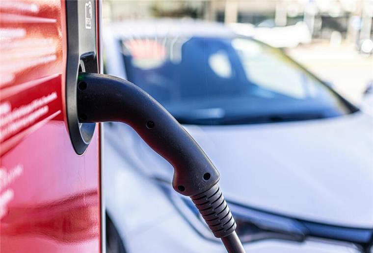 Warum es sich für Unternehmen lohnt, E-Autos zu kaufen E-Auto an der Ladestation