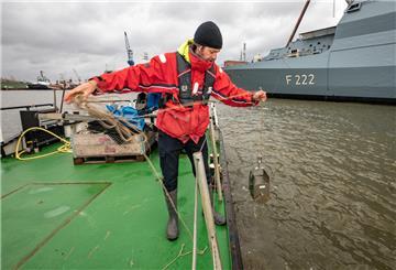 Der Umweltchemiker Nicolai Nowak (47) nimmt von Bord der „Möwe“ aus im Kaiserhafen Wasser- und Schlickproben.