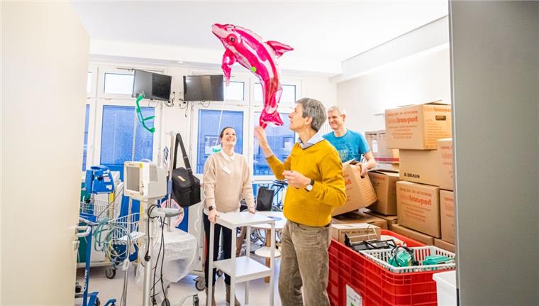 Bremerhaven: Kinderklinik zieht dieses Wochenende um Der Umzug der Kinderklinik in Bremerhaven beginnt. Auf dem Foto sind Chefarzt Axel Renneberg (vorn) mit Ameos-Pressesprecherin Nele Mielke (links) und Kinderarzt Holger Baaske zu erkennen.