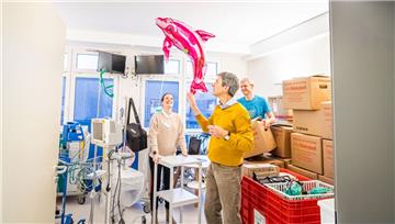 Der Umzug der Kinderklinik in Bremerhaven beginnt.  Auf dem Foto sind Chefarzt Axel Renneberg (vorn) mit Ameos-Pressesprecherin Nele Mielke (links) und Kinderarzt Holger Baaske zu erkennen. 