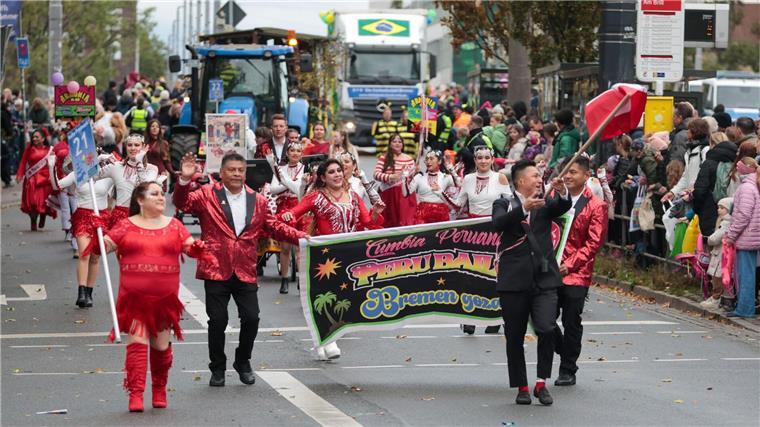 Der Umzug durch Bremen mit rund 4.000 Teilnehmerinnen und Teilnehmer ist der Höhepunkt des Freimarkts.
