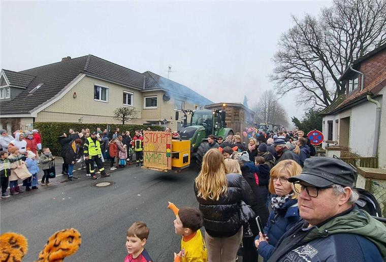 Der Umzug erreicht den Ortskern von Wehdel - und auch beim Karneval bekommt die Ampel in Berlin ihr Fett weg.