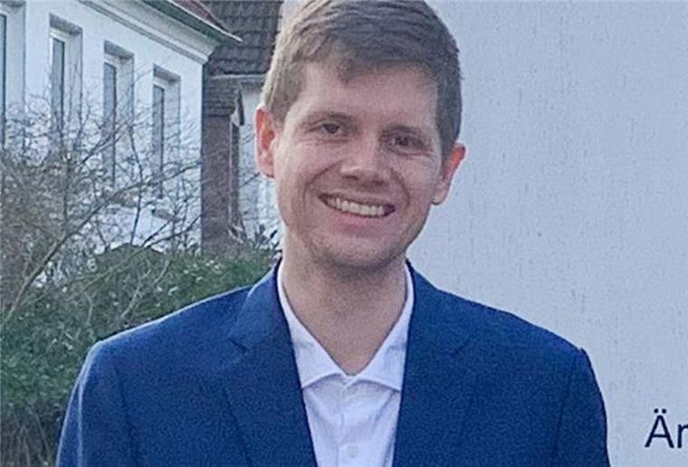 Henning Redlin lächelt in die Kamera.