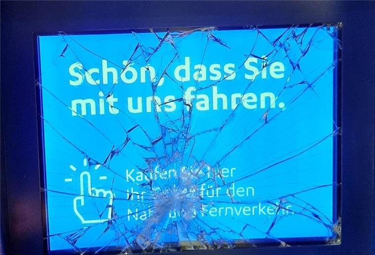 Unbekannter randaliert im Bahnhof Lehe und greift Zugbegleiterin an Der Unbekannte hat auf das Display des Automaten eingeschlagen und somit großen Schaden angerichtet.