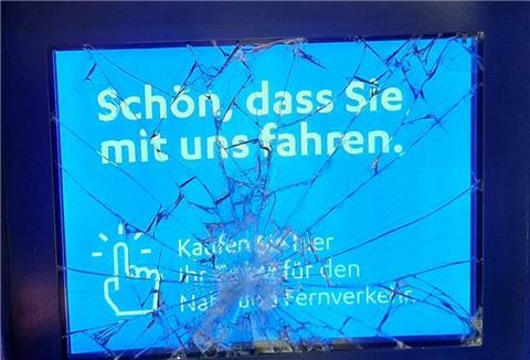 Der Unbekannte hat auf das Display des Automaten eingeschlagen und somit großen Schaden angerichtet.