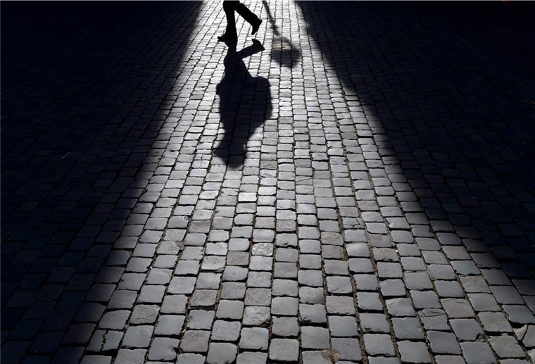 Unbekannter raubt Seniorin in Bremerhaven aus Schatten eines Fußgängers