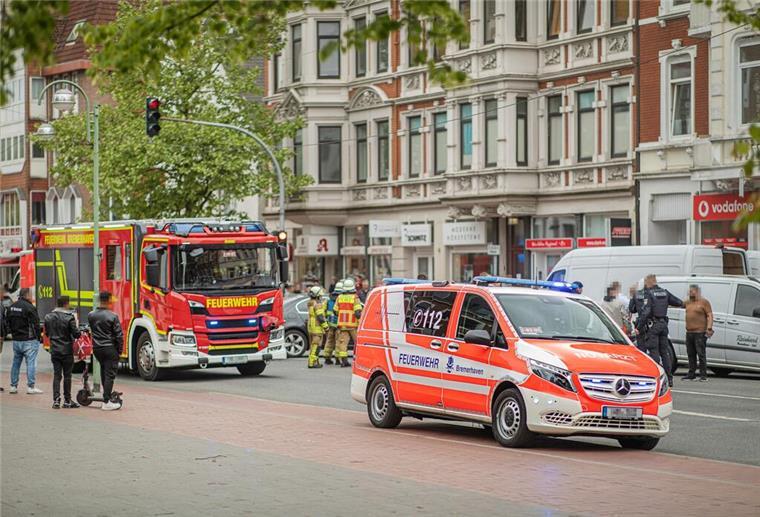 Hafenstraße nach Unfall wieder frei Mehrere Einsatzfahrzeuge der Feuerwehr stehen auf der Hafenstraße in Lehe.