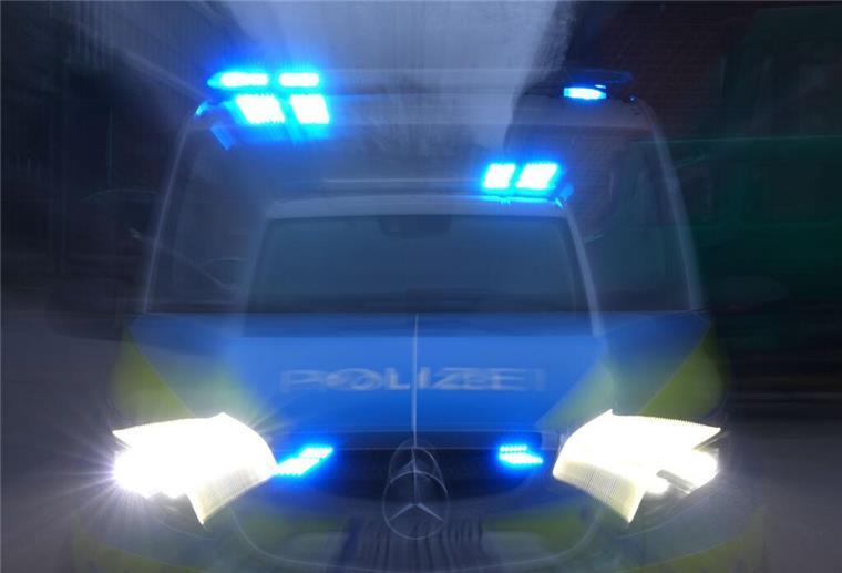 Abenteuerliche Erklärung? Mann unter Drogen rast in Loxstedt gegen Zaun Das Blaulicht leuchtet an einem Polizeifahrzeug.