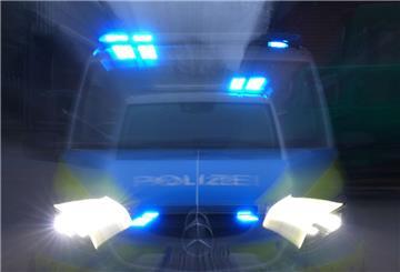 Das Blaulicht leuchtet an einem Polizeifahrzeug.