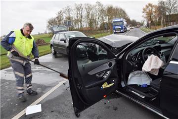 Der Unfall ereignete sich gegen 13.40 Uhr. Die Bergungsarbeiten zogen sich hin, auch weil Betriebsstoffe ausgelaufen waren. Der Verkehr staute sich in alle Richtungen. 