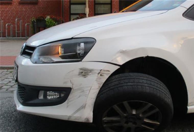 Bremerhaven: Heftige Kollision am Debstedter Weg Der Unfall in Leherheide hat Spuren hinterlassen.