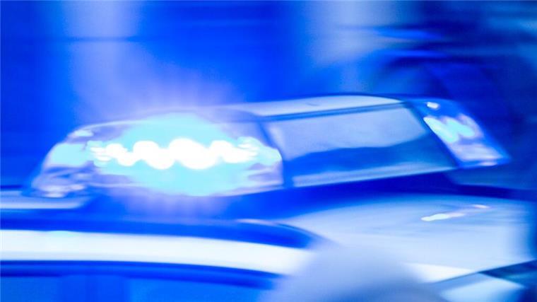 Auto überschlägt sich auf der A27 - Fahrer flüchtet Ein Streifenwagen der Polizei ist mit Blaulicht im Einsatz.
