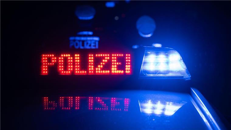 Der Unfallverursacher blieb unverletzt. (Symbolbild)