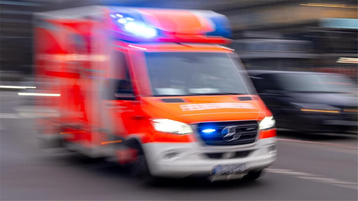 Schwerer Unfall auf der L134: Senior übersieht Auto beim Abbiegen Ein Rettungswagen im Einsatz. Am 12. März ist es im Bereich Hagen im Bremischen zu einem Unfall gekommen, bei dem der 81-jährige Verursacher schwer verletzt wurde.