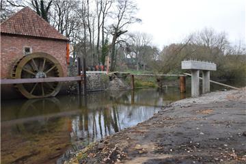 Der Unterbau der neuen Oste-Brücke mit Stützen und Widerlagern steht, doch die Stahlbauteile lassen auf sich warten. 
