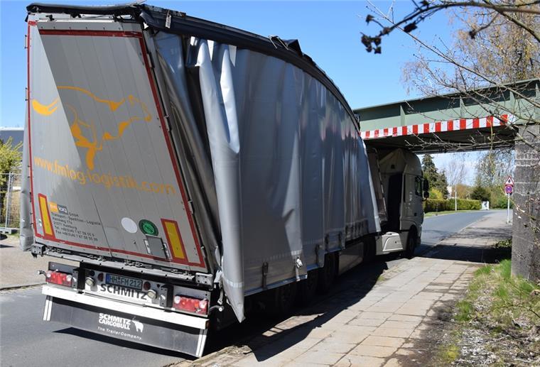 Gesamtschaden nach LKW-Missgeschick etwa 25000 Euro Der unverletzte 37-jähriger Lastkraftwagenfahrer aus Hamburg hatte in Nordenham-Einswarden die Höhenbegrenzung von 3,50 Meter übersehen.