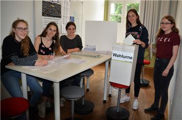 Der Urnengang für Jugendliche erfolgt nach dem gleichen Muster wie die "richtige" Europawahl. Wahlhelfer sorgen im eigens hergerichteten Wahllokal dafür, das alles korrekt abläuft. Von links: Elena Drews, Stine Hadeler, Luisa Maack, Nele Schulz und Jana Holze.