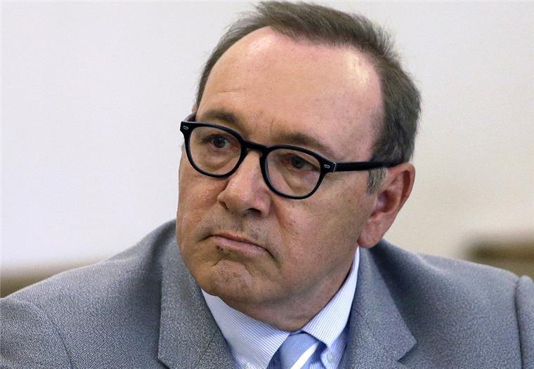 Der US-amerikanischer Schauspieler Kevin Spacey hat gegen die Verhaltensrichtlinien verstoßen, die vertraglich mit der Produktionsfirma MRC vereinbart waren. Dafür zahlt er nun eine hohe Strafe.
