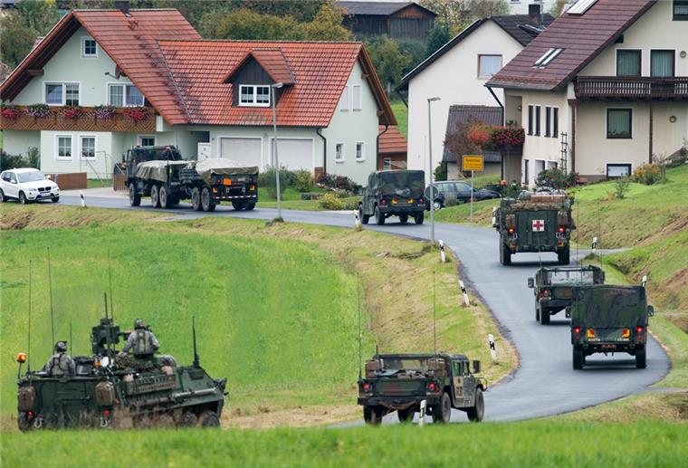 US-Kongress will massiven Truppenabzug aus Deutschland stoppen Bayern, Kleinfalz: Militärfahrzeuge der US-Armee fahren durch den Ort Kleinfalz nahe dem Truppenübungsplatz Grafenwöhr.