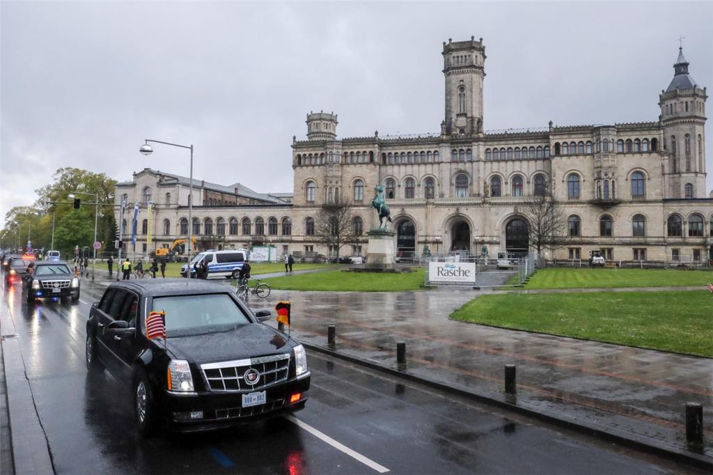 Der US-Präsident verwendet auch bei Auslandsreisen ausschließlich seine Staatskarosse sowie ein identisches Reservefahrzeug. Im Hintergrund: die Leibniz Universität Hannover.