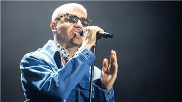 Der US-Rapper Macklemore spielte auf dem Deichbrand-Festival 2025 als Headliner und warf Israel auf der Bühne erneut einen Völkermord vor.