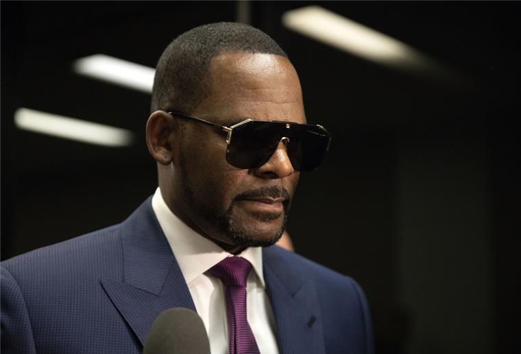 Frau wirft R. Kelly hundertfachen Missbrauch vor US-Sänger R. Kelly steht vor Gericht