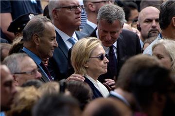 Der US-Wahlkampf ist in seiner heißesten Phase, das Rennen zwischen Clinton und Trump wieder enger geworden. Ausgerechnet jetzt muss die Demokratin möglicherweise tagelang wegen Krankheit pausieren. Für den Wahlkampf ihres Rivalen könnte sich das als nützlich erweisen.