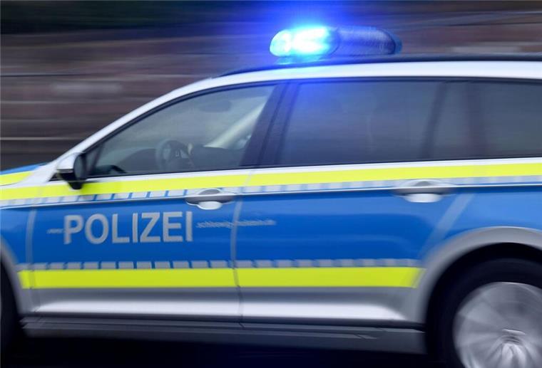 55-Jähriger will seine 16-jährige Tochter mit dem Auto überfahren Polizeifahrzeug