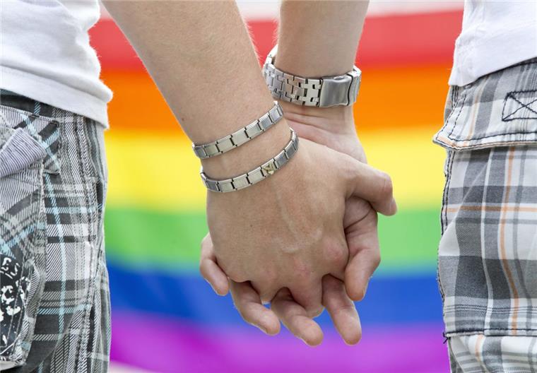Vatikan empört über Kommentar zur Homo-Ehe im Radio Der Vatikan ist entrüstet über den Beitrag eines Radio-Moderators, der die Erdbeben in Italien als Gottes Strafe für die Einführung der Homo-Ehe bezeichnet.